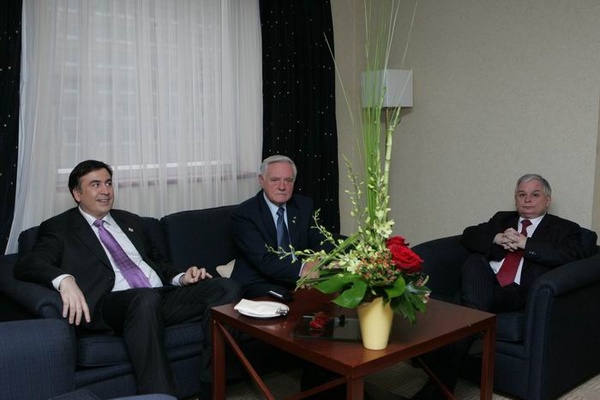 Prezydent Gruzji Micheil Saakaszwili, prezydent Litwy Valdas Adamkus oraz prezydent Polski Lech Kaczyński podczas szczytu NATO w Bukareszcie (fot. Archiwum Kancelarii Prezydenta RP, udostępniono na licencji: GFDL-1.2)