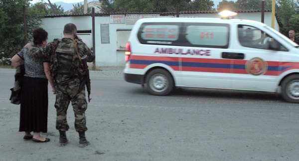 Żołnierz gruziński oraz cywil podczas wojny rosyjsko-gruzińskiej (fot. Giorgi Abdaladze)