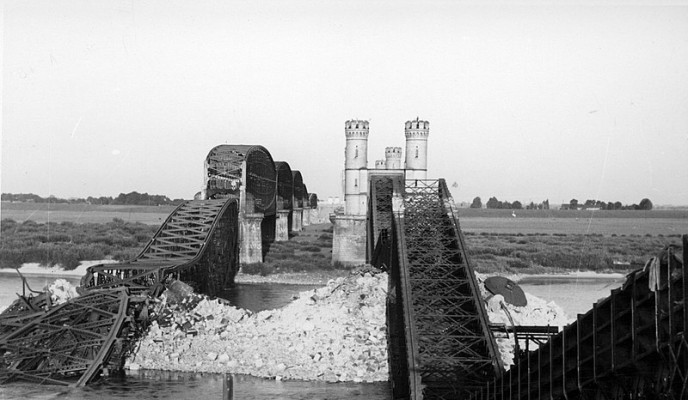 Most na Wiśle pod Tczewem, wysadzony przez polskich saperów, we wrześniu 1939 roku