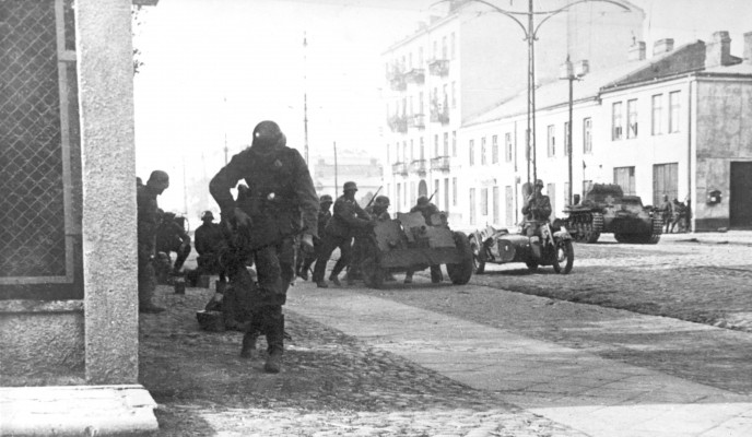 Wojska_niemieckie_na_przedmieściach_Warszawy_(2-44)